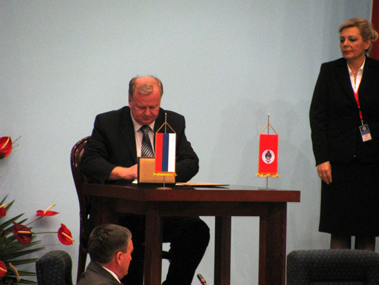 Потпредсједник РС Енес Суљкановић потписује заклетву у Народној скупштини РС