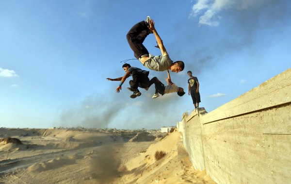 Млади Палестинци вјежбају паркур у Кан Јунису, на југу појаса Газе. Вјештину насталу у Француској, физичку дисциплину чији је циљ савладавање препрека...