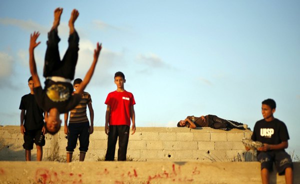 Млади Палестинци вјежбају паркур у Кан Јунису...