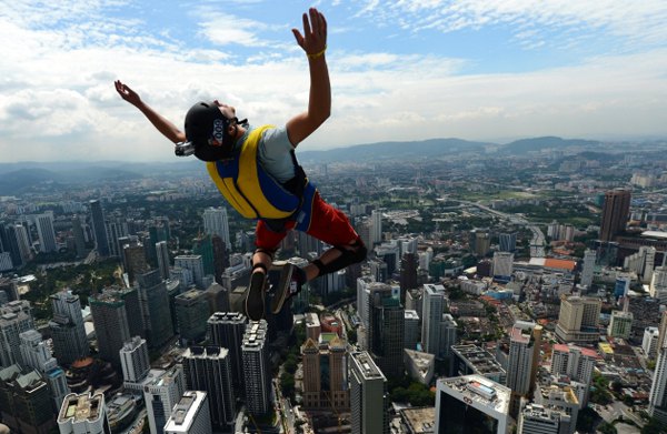 "BASE" скакачи скачу са туристичке атракције, малезијског ТВ торња КЛ, високог 421м у центру Куала Лумпура. Атрактивни скокови у главном малезијском граду одржавају се сваке године, а овога пута наступило је 95 професионалаца из 18 земаља...