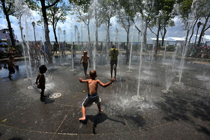 Становници Њујорка одолевају великим врућинама које досежу и преко 35 степени...