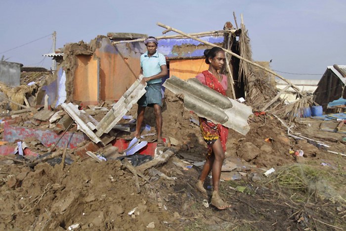 Циклон Фаилин протутњао је кроз источну Индију, отјерао готово милион људи из својих домова и почино материјалну штету, посебно у приобалним државама...