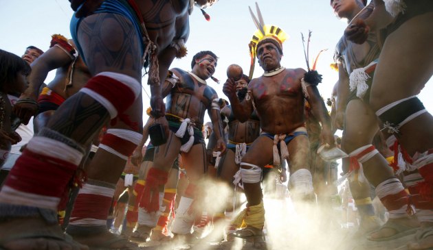 Племе Куикуро плеше на церемонији отварања игара...