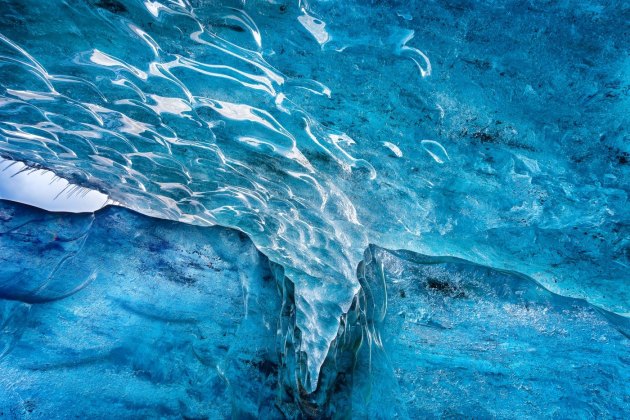 Фотограф Марк Андреас Џоунс (42) пркосио је температури испод нуле и пробијао се кроз опасан терен да би видИо скривена блага пећине. У подземној пећини на југоистоку Исланда има леда који се формирао пре више од 1.000 година.
(фОТО: Profimedia.rs)