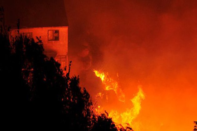 Пожар у Чилеу... (Foto: Emol)