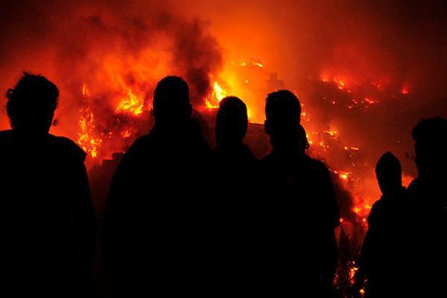 Пожар у Чилеу... (Foto: Emol)