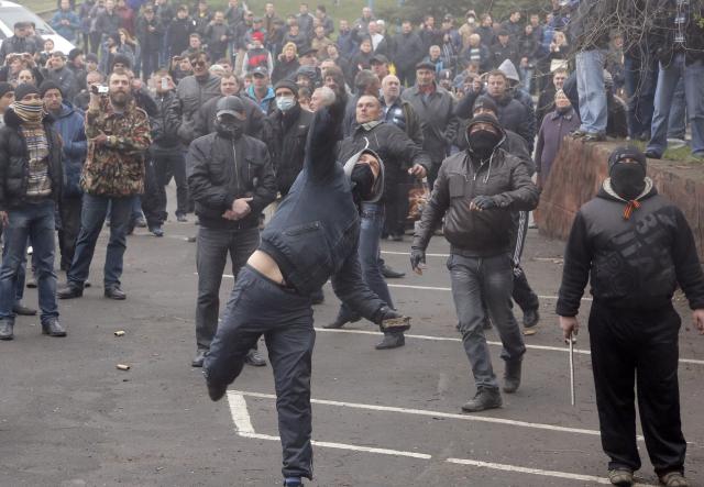 У граду Горловка, на истоку Украјине је данас дошло до сукоба између полицијских снага које се налазе у сједишту полиције у том граду и неколико стотина проруских демонстраната, објавио је сајт "Раша тудеј".