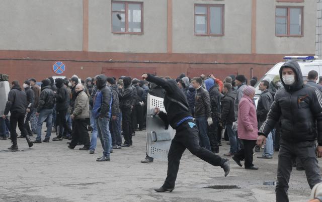 У граду Горловка, на истоку Украјине је данас дошло до сукоба између полицијских снага које се налазе у сједишту полиције у том граду и неколико стотина проруских демонстраната, објавио је сајт "Раша тудеј".