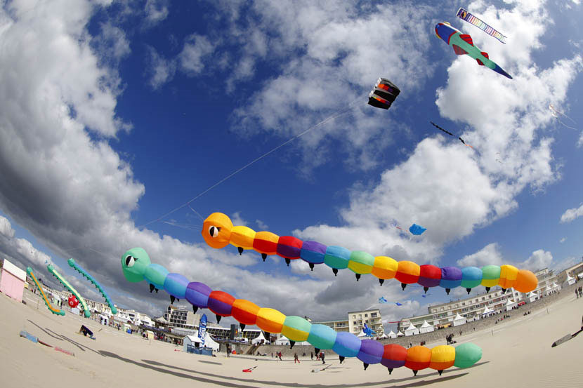 Међународни фестивал летећих змајева
У Француској, граду Берк, одржан је 28. фестивал у пуштању летећих змајева.