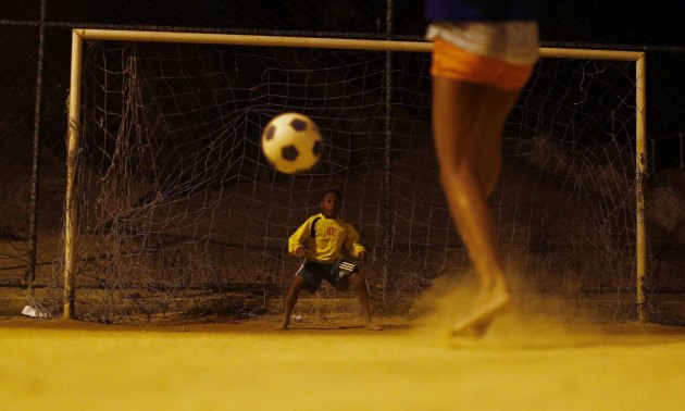 Фудбалски тренинг у Сао Карлосу, сиромашном кварту Рио де Жаниера...
