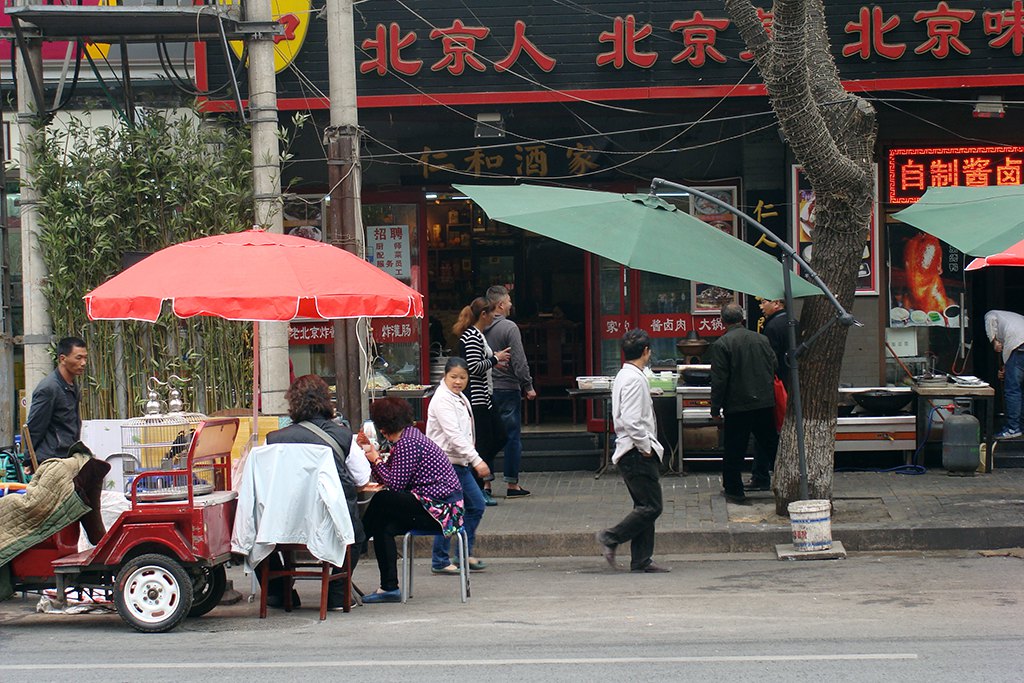 Урбана Кина: А неки и ручају на улици...