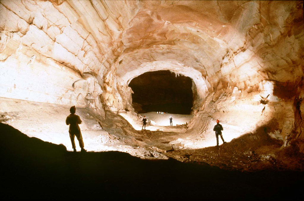 Ова пећина се налази у националном парку Фонг На Ке Банг у Вијетнаму, близу границе са Лаосом.