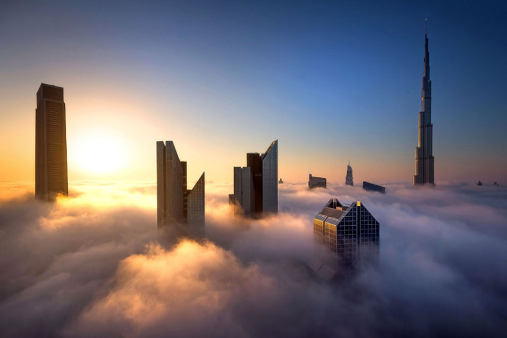 Небодери Дубаија изнад јутарње магле...