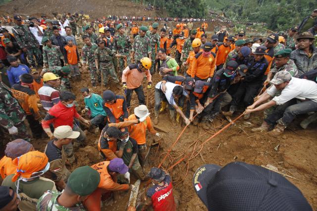 Број погинулих у Индонезији након стравичних поплава попео се на 32, док спасилачке екипе трагају за још 70 несталих особа.