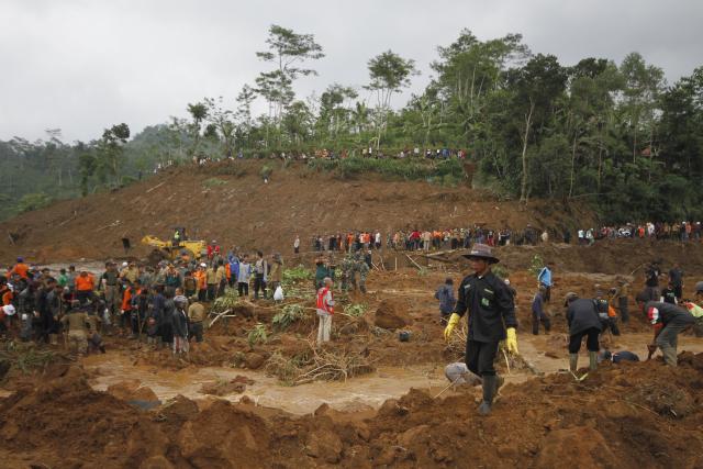 Број погинулих у Индонезији, након стравичних поплава, попео се на 32, док спасилачке екипе трагају за још 70 несталих особа.