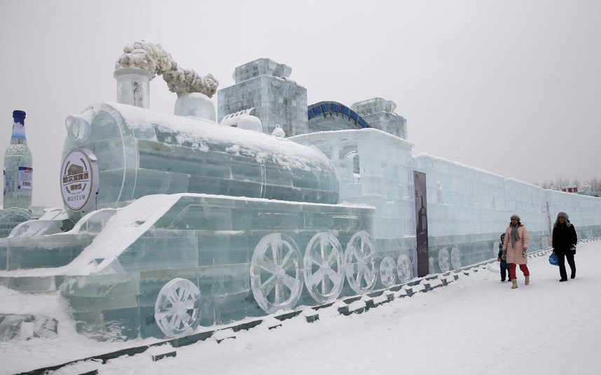 Фестивал снијега и леда - склуптура локомотиве