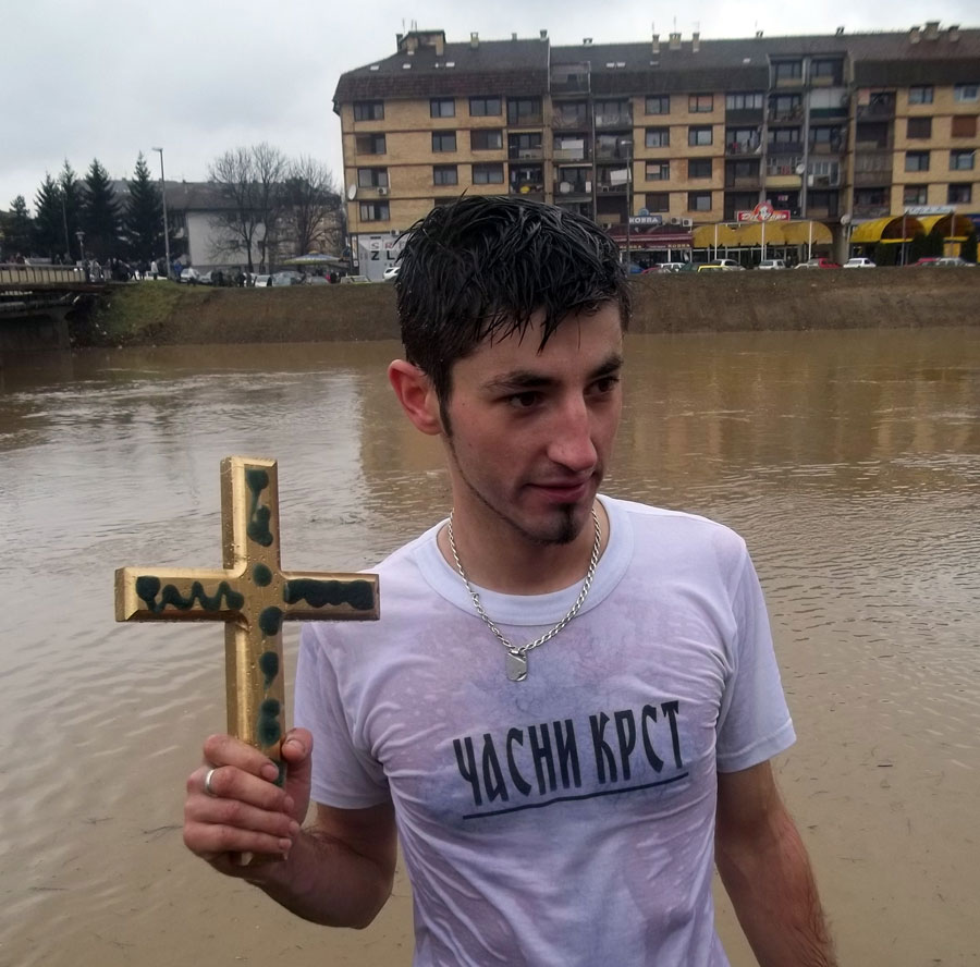 Дервента: Зоран Видовић допливао до Часног крста
