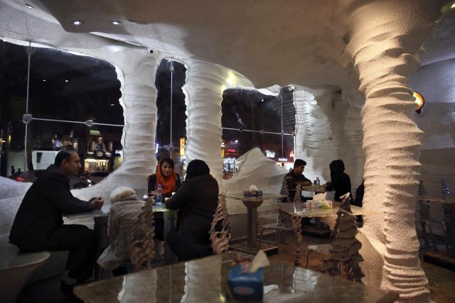 Ресторан "Намак", што у преводу значи "со" налази се у иранском граду Ширазу. Ресторан је направљен од соли и врло је атрактивног изгледа.