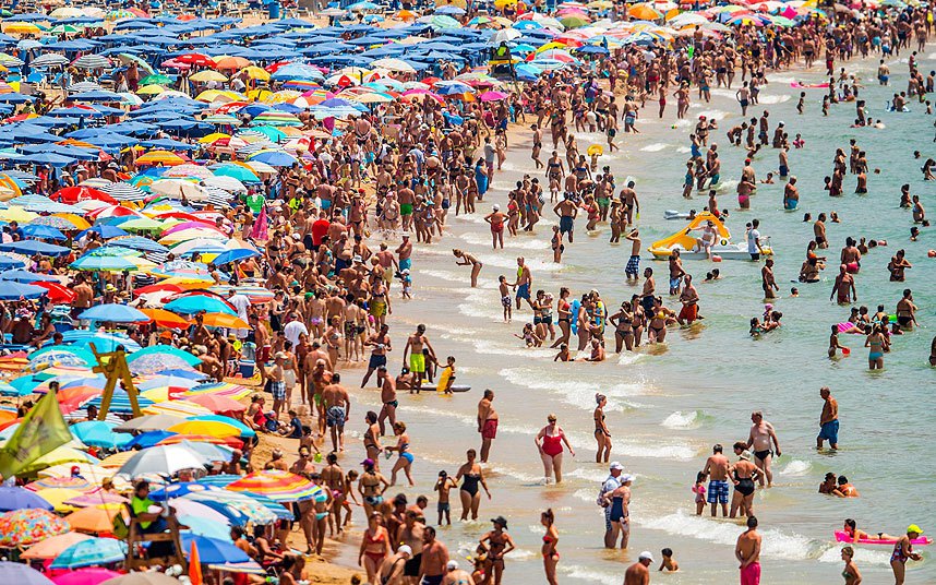 На хиљаде туриста на плажи "Levante" у источној Шпанији...