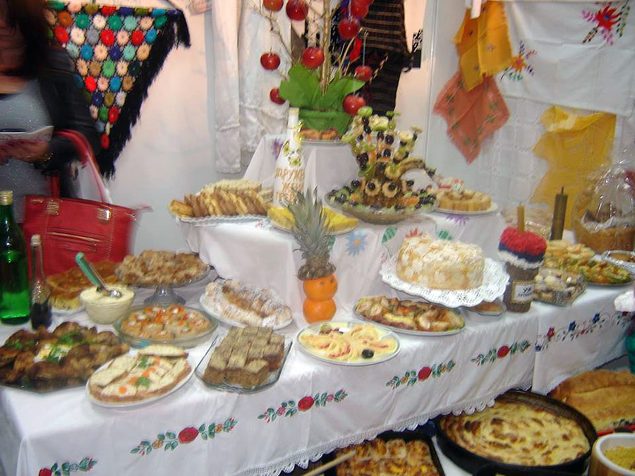 Народне рукотворине, традиционална јела, занатски производи, мед, ракија, представљени су данас на Аранђеловданском вашару у Мркоњић Граду, а изабране су и најбоља шљивовица, дрења и крушковача.