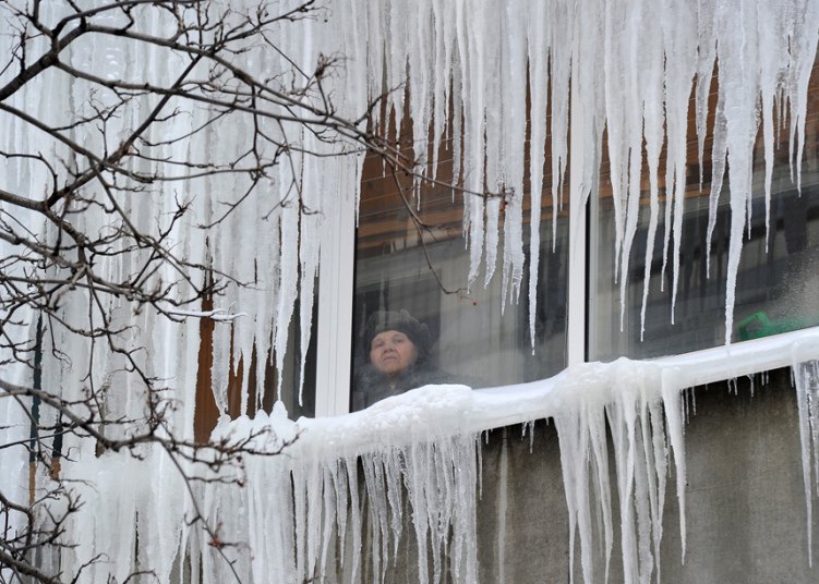 Огромне леденице висе из зграде у Риазану, Русија
  (Фото:TASS / Barcroft Media)