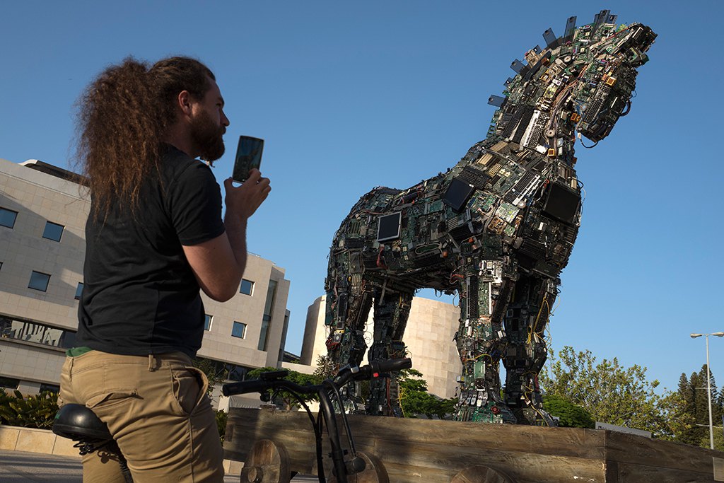 Чули сте за израз "тројанац" (компјутерски вирус)? Ова скулптура је прави Тројански коњ направљен од хиљада дијелова заражених компјутера и налази се у Тел Авиву. Израел је иначе свјетски лидер у информатичкој безбједности. (Фото: EPA / Jim Hollander)