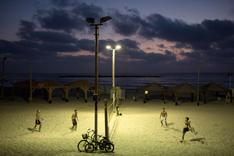 Тел Авив: Фудбалска одбојка на плажи  (Фото: EPA/ABIR SULTAN)