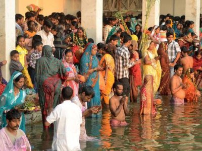 Индија - ритуално купање - Фото: daily mail