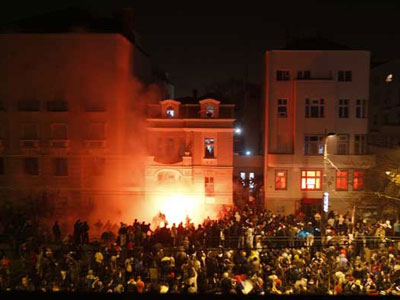 Паљење америчке амбасаде у Београду 2008. - Фото: Press