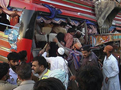 Пакистан - судар аутобуса и тракторске приколице - Фото: АП