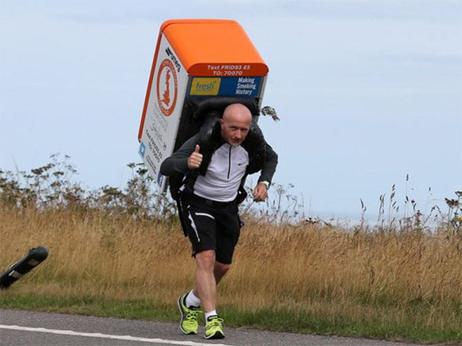 Феникс Морисон, маратонац са фрижидером на леђима - Фото: Mirror