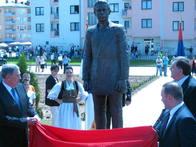 Откривен споменик Гаврилу Принципу - Фото: СРНА