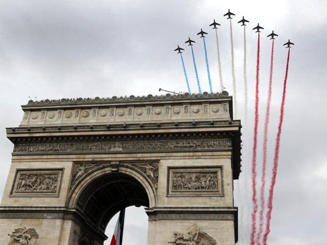 Војна парада у Паризу - Фото: AP