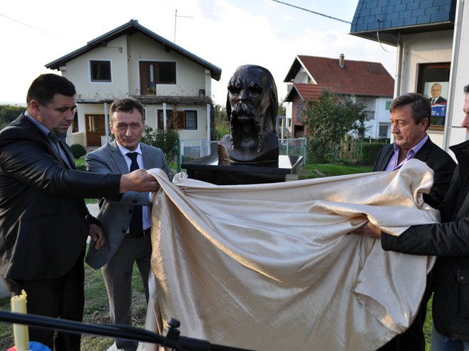 Угљевик: Откривен споменик Филипу Вишњићу - Фото: СРНА
