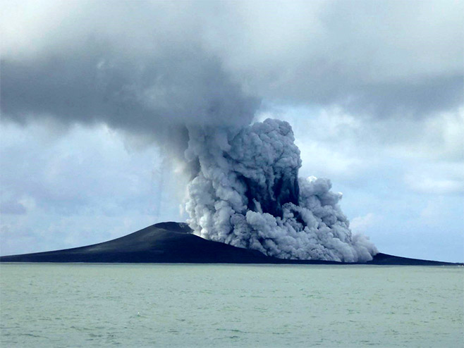 Острво настало вулканском ерупцијом - Фото: Beta/AP