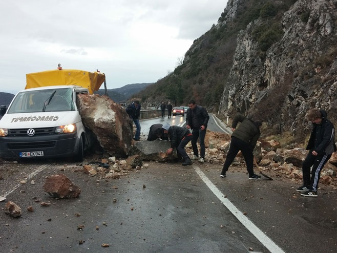 Црна Гора: Стијена пала на камион(фото: Вук Лајовић) - 