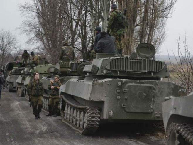 Луганск, повлачење тешког наоружања - Фото: AP