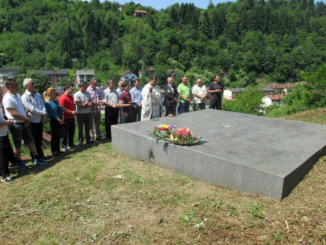 Надгробна плоча за жртве усташких злочина у Сребреници - Фото: СРНА