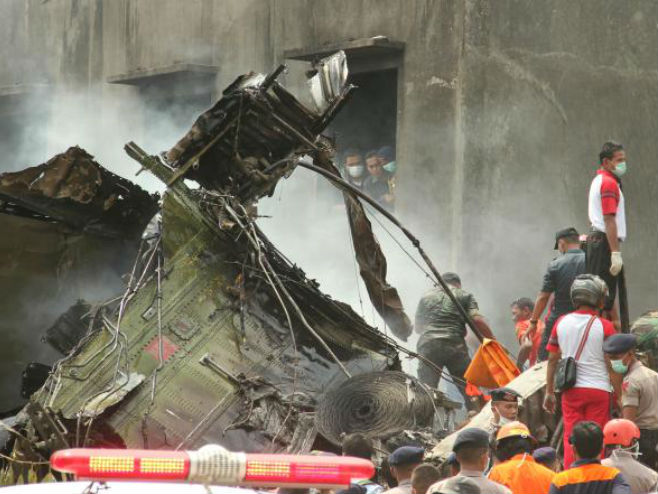 Индонезија: Авион пао на зграду - Фото: AP