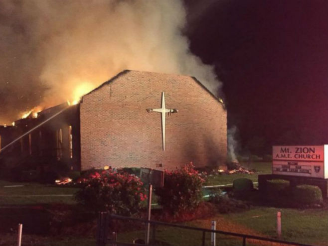 Изгорила црква у Јужној Каролини (photo: Clarendon County Fire Department) - 
