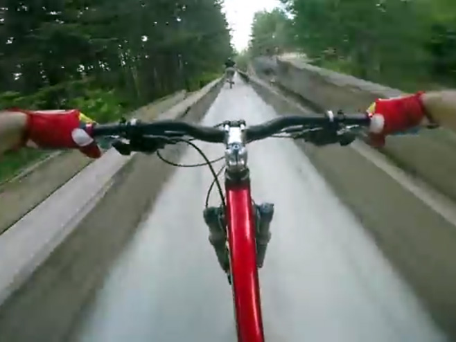 Бициклима низ боб стазу - Фото: Screenshot/YouTube