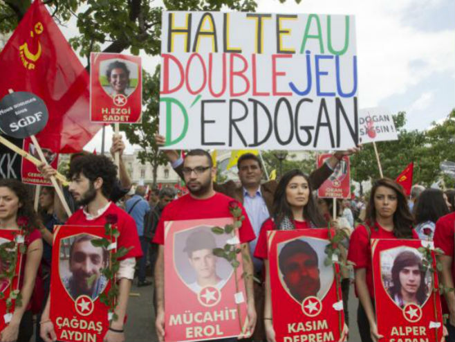 Протест Курда у Паризу - Фото: AP