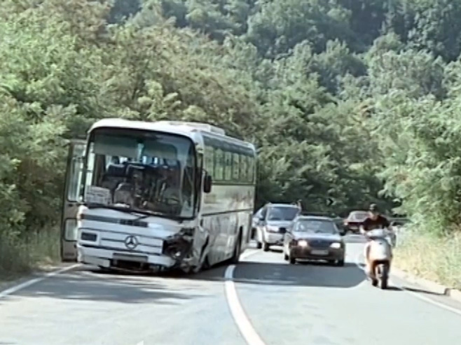 Судар аутобуса и аутомобила код Маглича - Фото: Screenshot