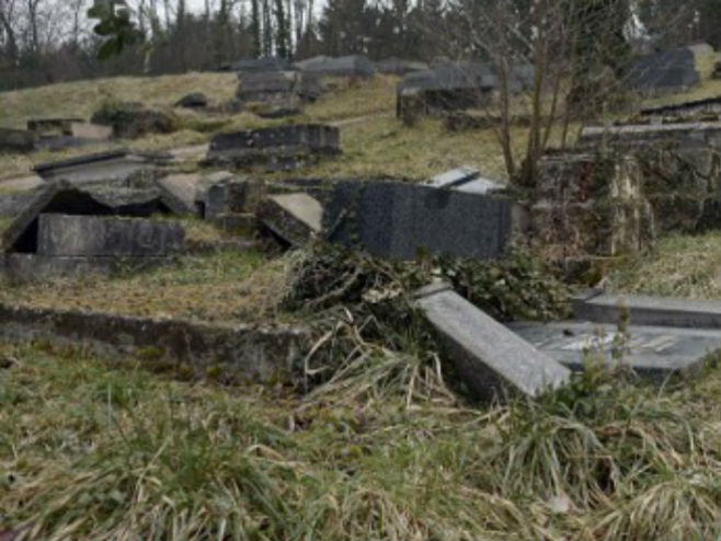 Оскрнављено хришћанско гробље у Француској - Фото: AFP