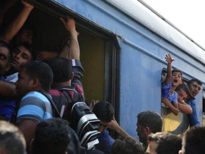 Мигранти на жељезничкој станици у Ђевђелији - Фото: ТАНЈУГ