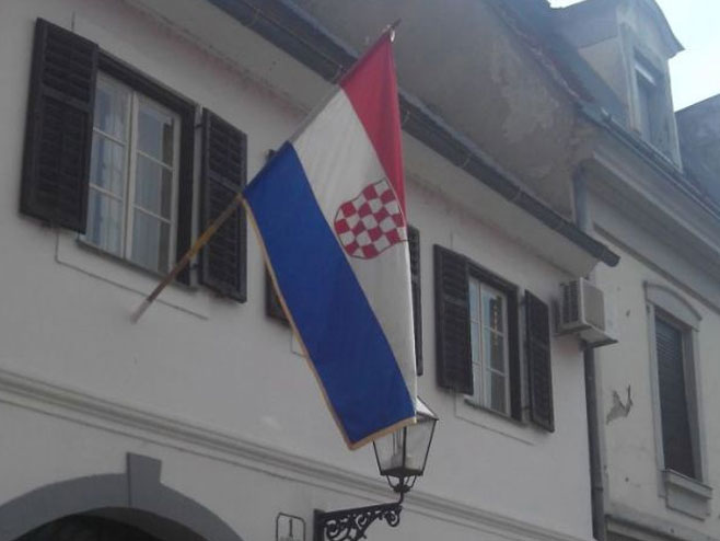 У центру Карловца застава са грбом НДХ   (Фото: KAportal) - 