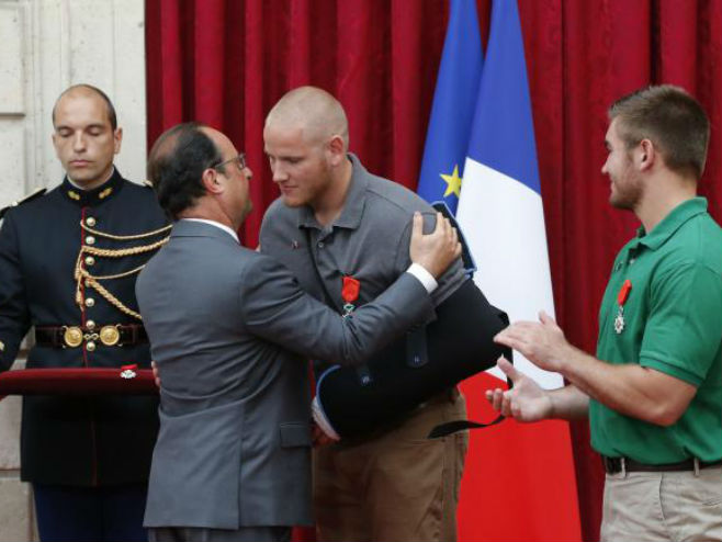 Оланд уручио ордене за спашавање путника - Фото: AP