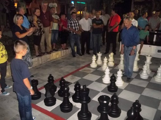 У центру Дервенте постављена је подлога за велики шах - Фото: СРНА