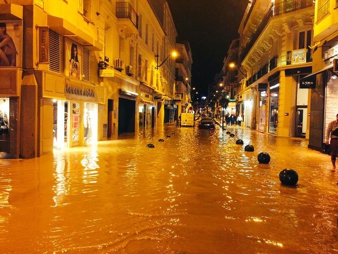 Поплаве у Француској (фото: twitter.com/@L0gg0l) - 