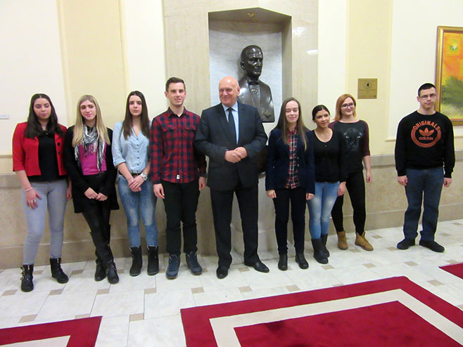Градоначелник Бањалуке Слободан Гаврановић уручио осам рјешења за стипендирање ученика - Фото: СРНА